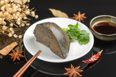一盘酱羊肝特写