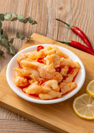 浅色背景上的酸辣无骨凤爪