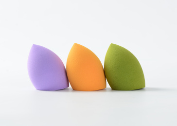 白背景上摆放的美容美妆蛋葫芦海绵粉扑
