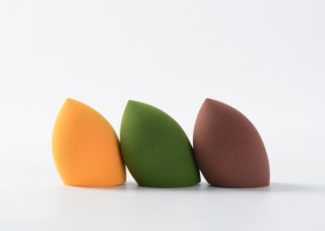 白背景上摆放的美容美妆蛋葫芦海绵粉扑