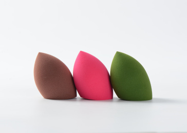 白背景上摆放的美容美妆蛋葫芦海绵粉扑