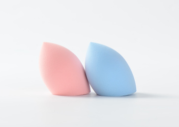 白背景上摆放的美容美妆蛋葫芦海绵粉扑