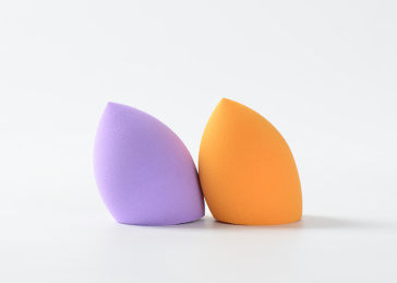 白背景上摆放的美容美妆蛋葫芦海绵粉扑