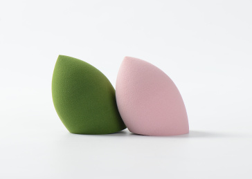 白背景上摆放的美容美妆蛋葫芦海绵粉扑