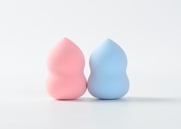 白背景上摆放的美容美妆蛋葫芦海绵粉扑