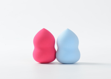 白背景上摆放的美容美妆蛋葫芦海绵粉扑