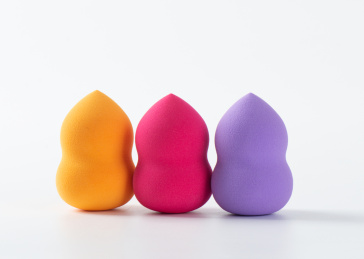 白背景上摆放的美容美妆蛋葫芦海绵粉扑