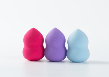 白背景上摆放的美容美妆蛋葫芦海绵粉扑