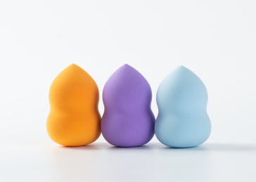 白背景上摆放的美容美妆蛋葫芦海绵粉扑