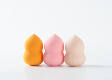 白背景上摆放的美容美妆蛋葫芦海绵粉扑