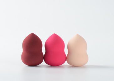 白背景上摆放的美容美妆蛋葫芦海绵粉扑