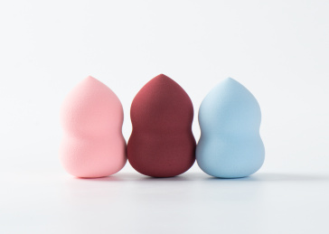 白背景上摆放的美容美妆蛋葫芦海绵粉扑