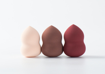 白背景上摆放的美容美妆蛋葫芦海绵粉扑