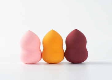 白背景上摆放的美容美妆蛋葫芦海绵粉扑