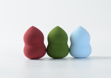 白背景上摆放的美容美妆蛋葫芦海绵粉扑