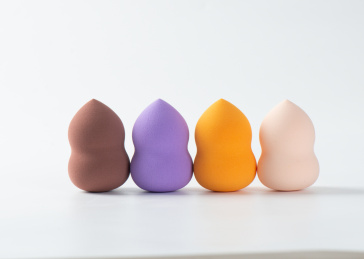 白背景上摆放的美容美妆蛋葫芦海绵粉扑