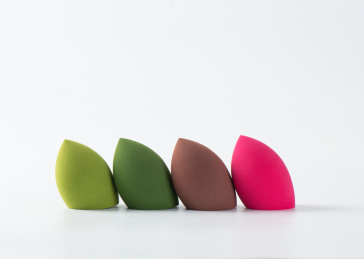 白背景上摆放的美容美妆蛋葫芦海绵粉扑