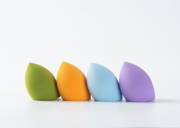 白背景上摆放的美容美妆蛋葫芦海绵粉扑