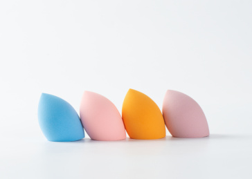 白背景上摆放的美容美妆蛋葫芦海绵粉扑