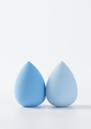 白背景上摆放的美容美妆蛋葫芦海绵粉扑