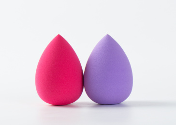 白背景上摆放的美容美妆蛋葫芦海绵粉扑