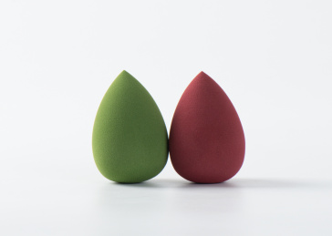 白背景上摆放的美容美妆蛋葫芦海绵粉扑