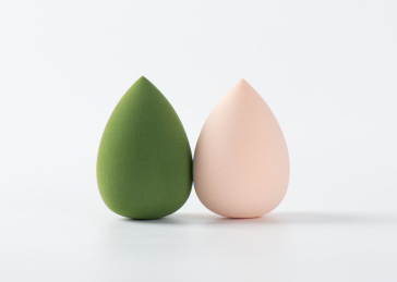 白背景上摆放的美容美妆蛋葫芦海绵粉扑