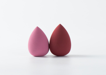 白背景上摆放的美容美妆蛋葫芦海绵粉扑