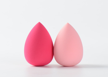 白背景上摆放的美容美妆蛋葫芦海绵粉扑