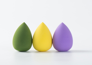 白背景上摆放的美容美妆蛋葫芦海绵粉扑