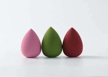 白背景上摆放的美容美妆蛋葫芦海绵粉扑