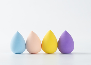 白背景上摆放的美容美妆蛋葫芦海绵粉扑