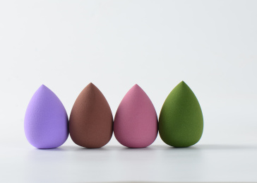 白背景上摆放的美容美妆蛋葫芦海绵粉扑