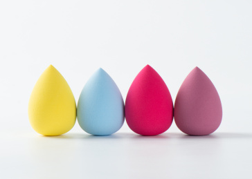 白背景上摆放的美容美妆蛋葫芦海绵粉扑