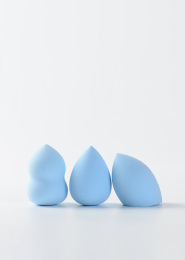 白背景上摆放的美容美妆蛋葫芦海绵粉扑