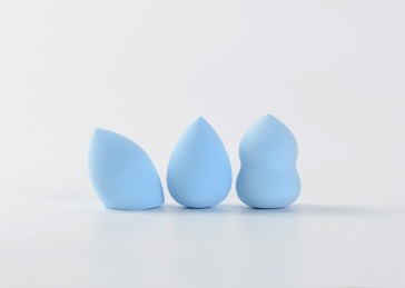 白背景上摆放的美容美妆蛋葫芦海绵粉扑