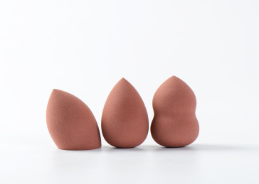 白背景上摆放的美容美妆蛋葫芦海绵粉扑