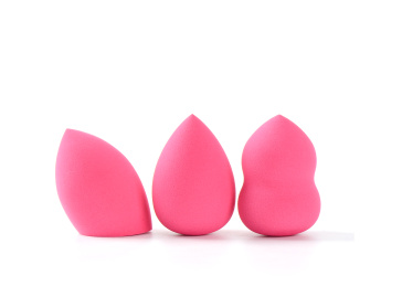 白背景上摆放的美容美妆蛋葫芦海绵粉扑