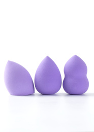 白背景上摆放的美容美妆蛋葫芦海绵粉扑