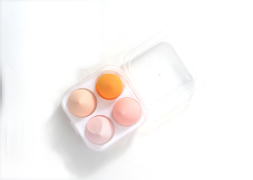 白背景上摆放的美容美妆蛋葫芦海绵粉扑