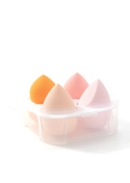 白背景上摆放的美容美妆蛋葫芦海绵粉扑