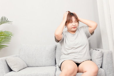 坐在沙发上的亚洲胖女孩
