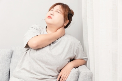 坐在沙发上的亚洲胖女孩