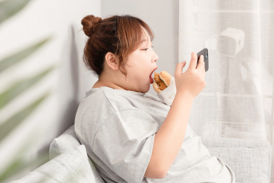 坐在沙发上的亚洲胖女孩
