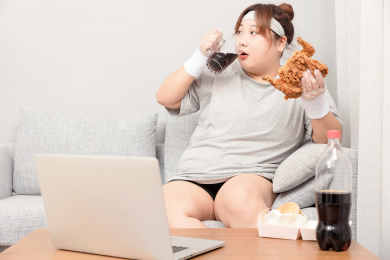 坐在沙发上的亚洲胖女孩