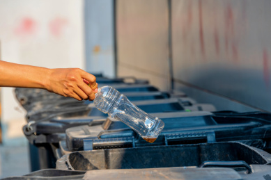向垃圾桶里扔饮料瓶