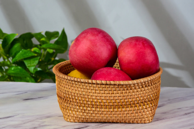 桌子上的藤编筐