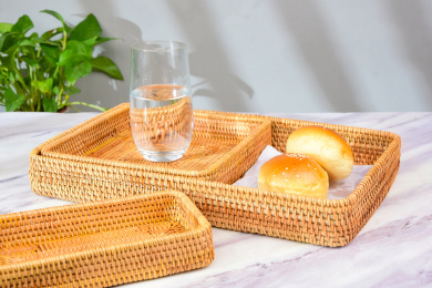 桌子上的藤编筐