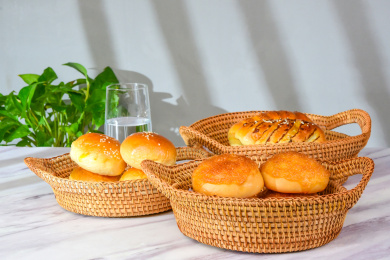 桌子上的藤编筐