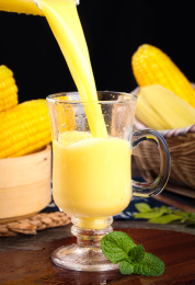 深底上倒着一杯香浓玉米汁